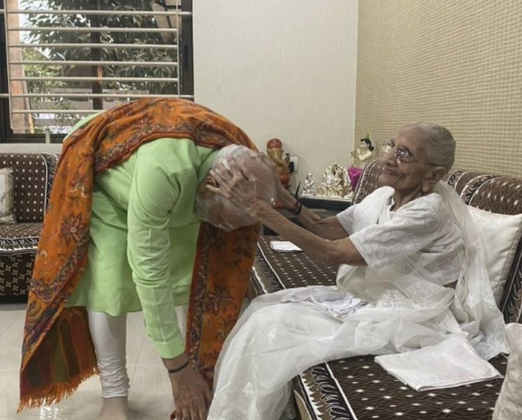 Prime Minister Modi visits his mother in Gandhinagar