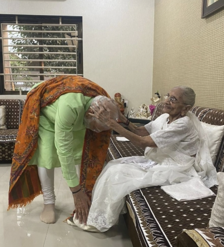 Prime Minister Modi visits his mother in Gandhinagar